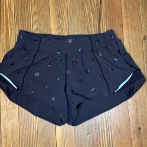Lululemon shorty Hot Short II 2.5” Size 8